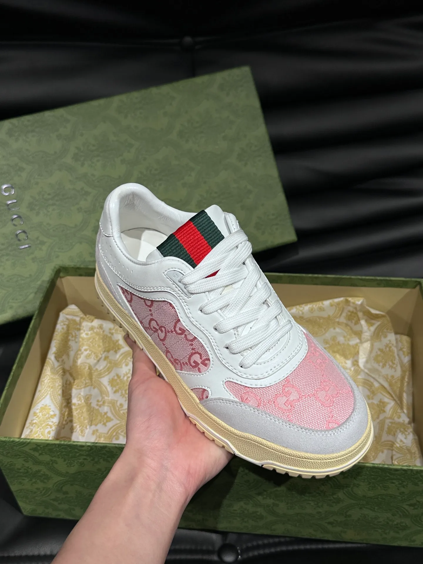 p480 Men's Men's Shoes Gucc*Gucci Re-Web series👫Couple's webbed leather sneakers, as the first sneakers created by Sabato De Sarno for Gucci, the Re-Web series reinterprets the brand's classic stripes, and sets off the modern silhouette design with bold and unique details. This shoe is crafted from iconic classic GG canvas and white leather. This new sneaker is ingeniously decorated with many of the brand's classic details, and is equipped with a bright red and green webbing tongue, which will make people fall in love at first sight. Yuan Size: Female 35-40 Male 39-44 (can be customized to 45, 46